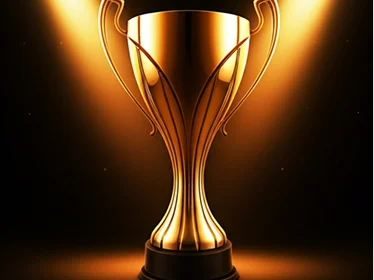 Gouden kampioenschapstrofee verlicht door dramatische verlichting tegen een donkere achtergrond, symboliseert prestatie, prestige en overwinning binnen professionele esports-toernooien en internationale competitieve gamingevenementen.